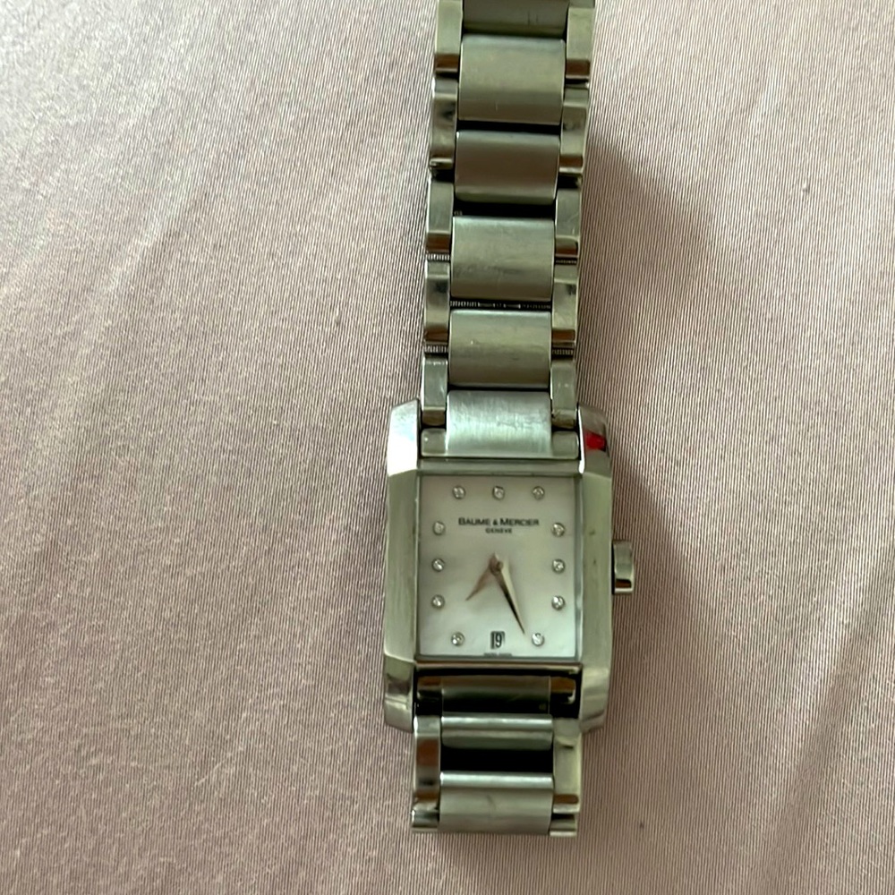 Hampton classic watch 
Quartz Watch, Diamond-Set,
Mother-of-Pearl - 35 x 22 mm.
